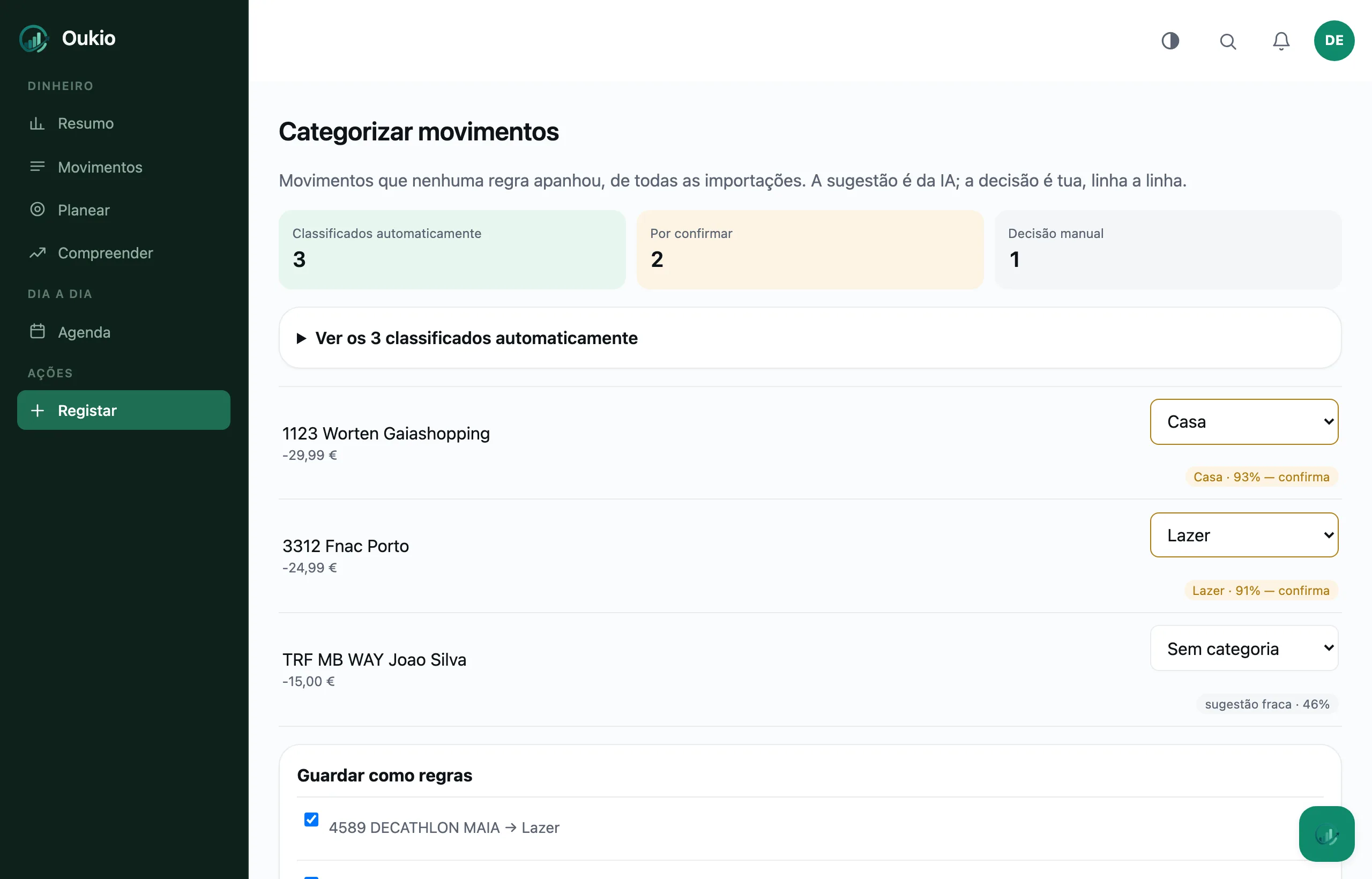 A revisão de uma importação: movimentos separados entre classificados automaticamente, por confirmar e decisão manual, cada um com a categoria sugerida e a confiança.